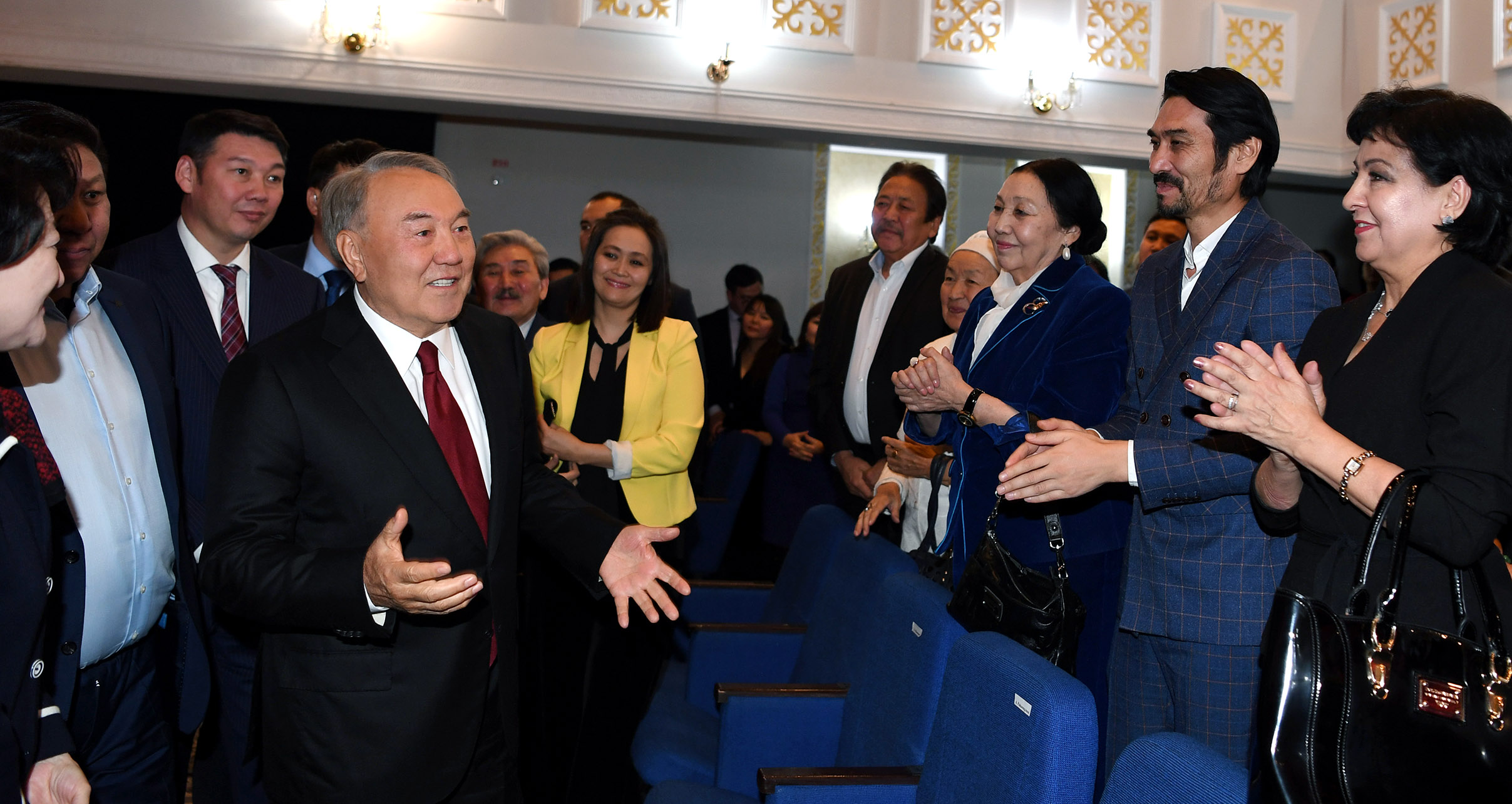 Nursultan Nazarbaev «Tyraýlap ushqan tyrnalar» spektakline bardy