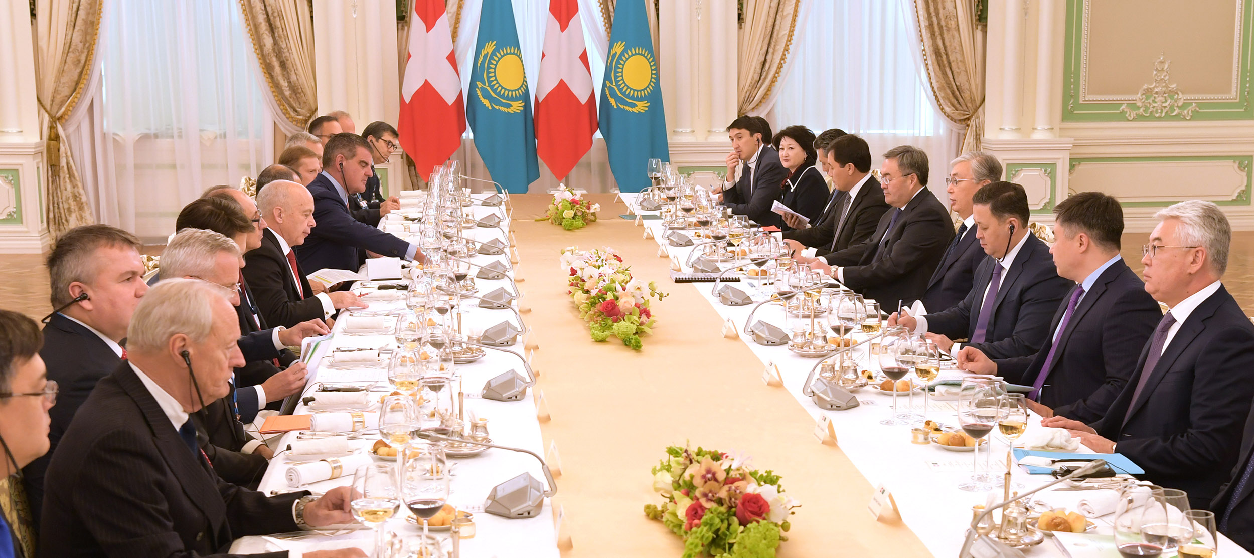 Qazaqstan men Shveısarııa Prezıdentteri keńeıtilgen quramda kelissóz júrgizdi