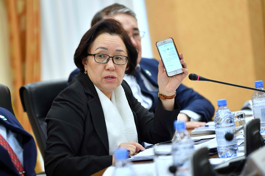 Senator Sáýle Aıtpaeva tegin advokattar telefonyn kótermeıtinin aıtty
