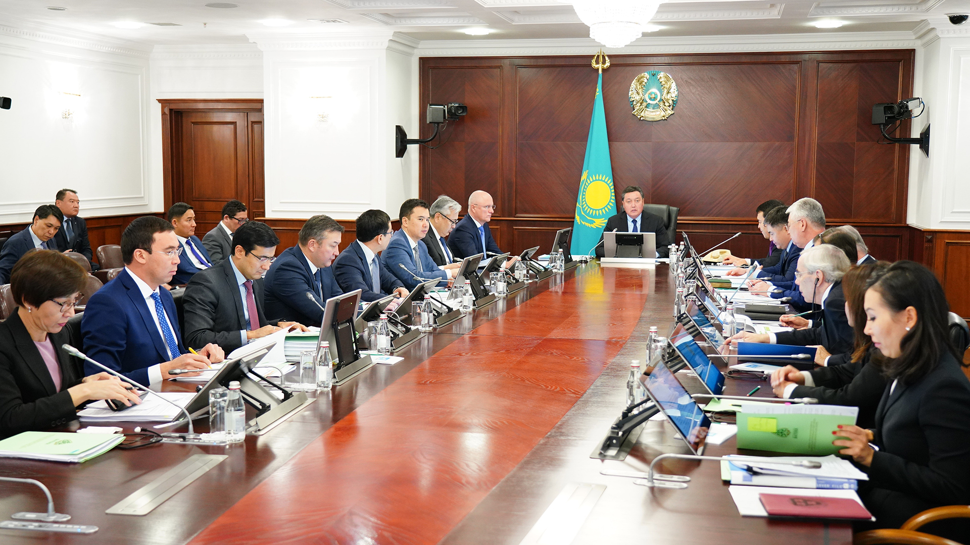 Asqar Mamın «Báıterek» holdıngi Dırektorlar keńesiniń otyrysyn ótkizdi