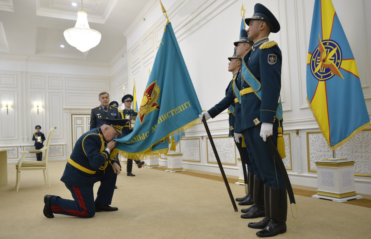 Ofıserler jaýyngerlik týmen qoshtasty