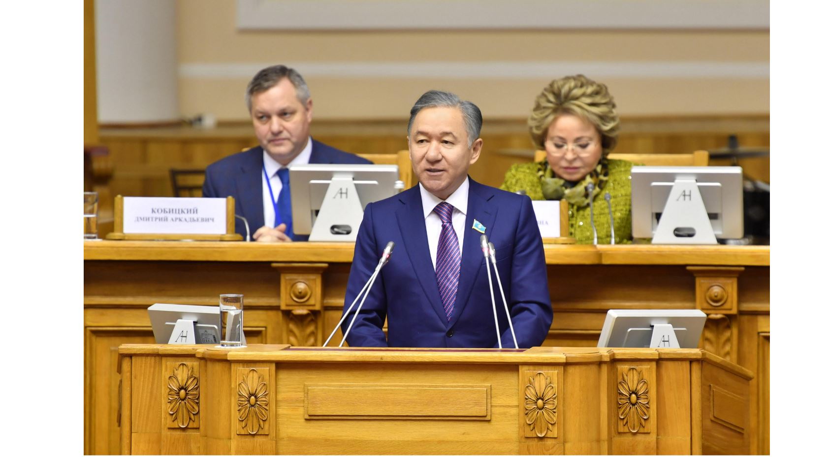 Parlamentshilerdiń basqosýyna qatysty