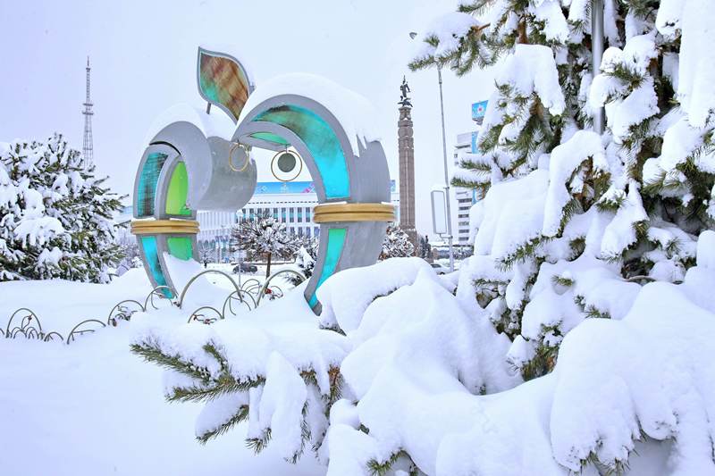 Almatyda qar tazalaý jumystary júrip jatyr