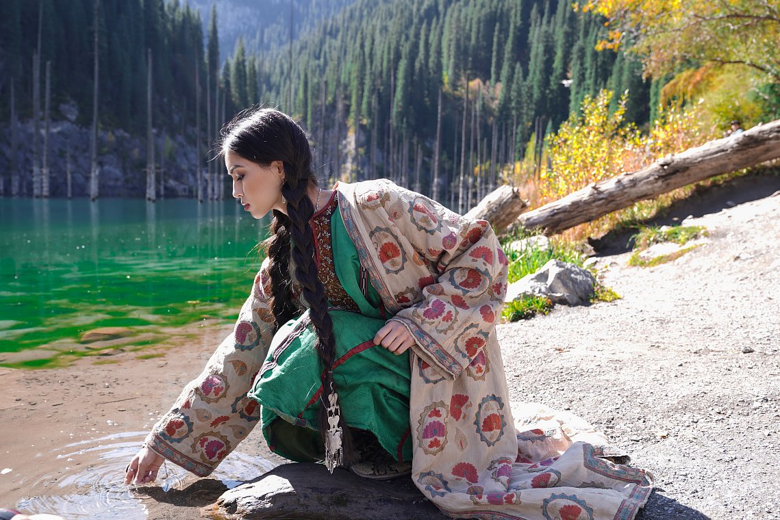 Kórikti Qazaqstanǵa álem kóz tigedi