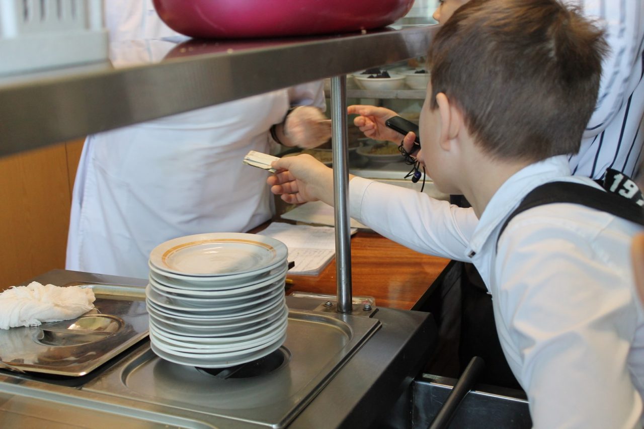 Mektepterdegi tegin tamaqtandyrý máselesi sheshilmek