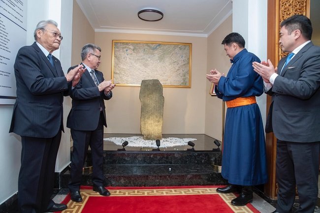 Kóne túrki dáýirindegi «Húıis tolgoı» eskertkishin ornatý rásimi ótti