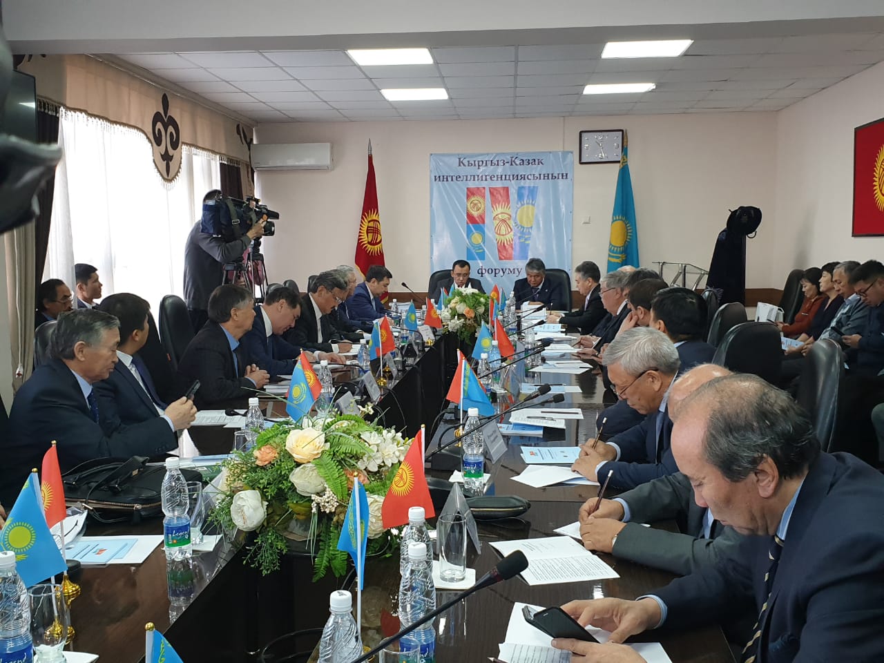 Halyqaralyq Túrki akademııasynyń uıymdastyrýymen Bishkekte qazaq-qyrǵyz zııalylarynyń IV forýmy ótti