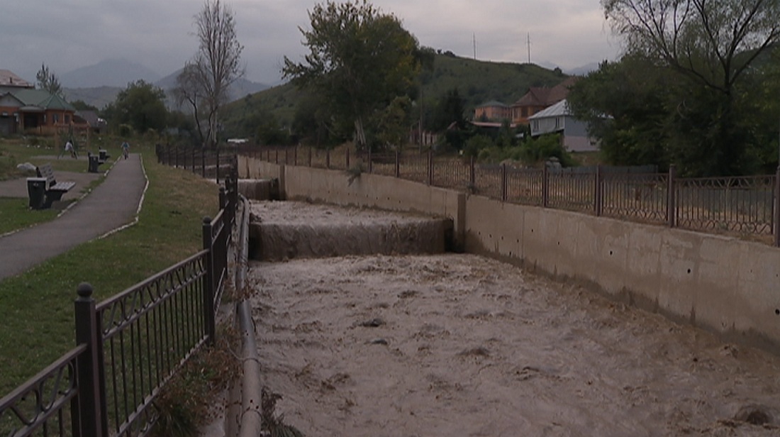 Almatyda selden saqtandyratyn qondyrǵylar qoıyla bastady