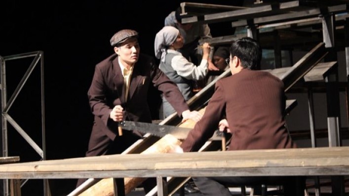 Sákenniń sońǵy saparyn sahnalady