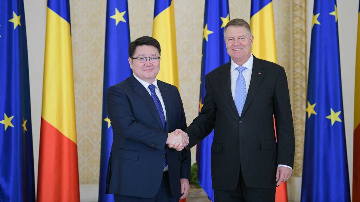 Qazaqstan Elshisi Rýmynııa Prezıdentine senim gramotalaryn tabys etti