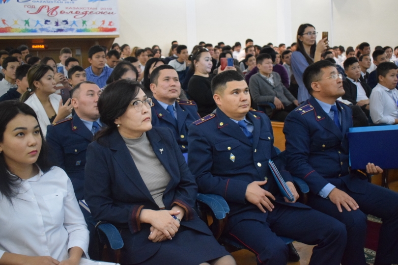 Aqtaýda polıseıler stýdenttermen kezdesti