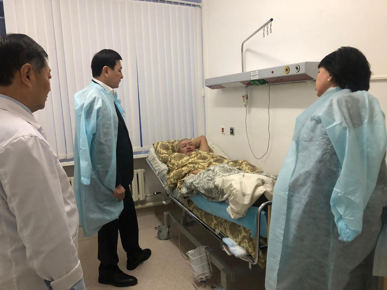 Elorda ákimi qar tazalaý kezinde jaraqat alǵan júrgizýshige bardy