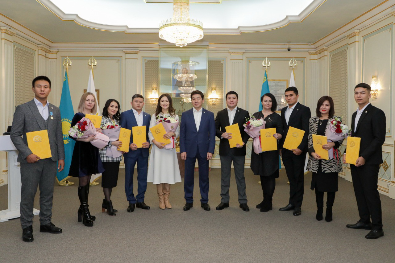 Partııa qatary 2 myń adamǵa kóbeıdi