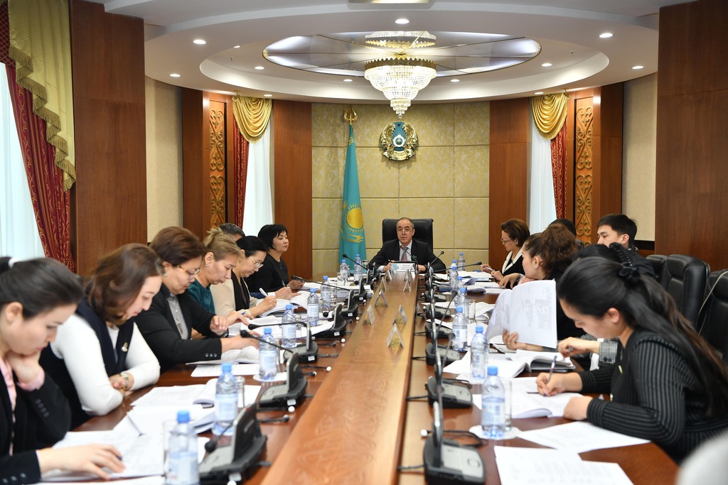 Senatta múgedektigi bar azamattardyń quqyqtaryn qamtamasyz etý máselesi talqylandy