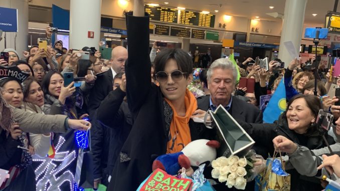 Dımashty Nıý-Iorktegi jankúıerleri Qazaqstannyń jalaýymen qarsy aldy