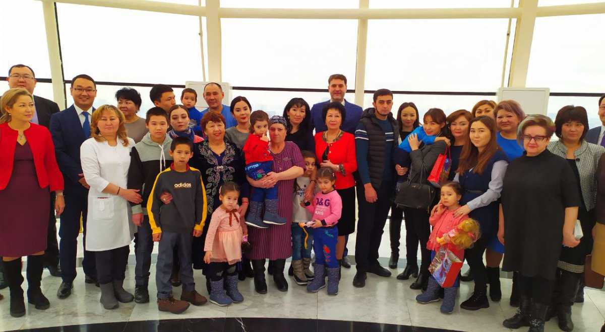 Iraktan qaıtarylǵan balalar týystarymen qosyldy