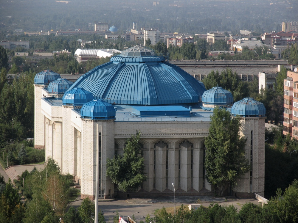 Sheńgeldiniń  altyn-kúmisterimen aıshyqtalǵan jibekteri