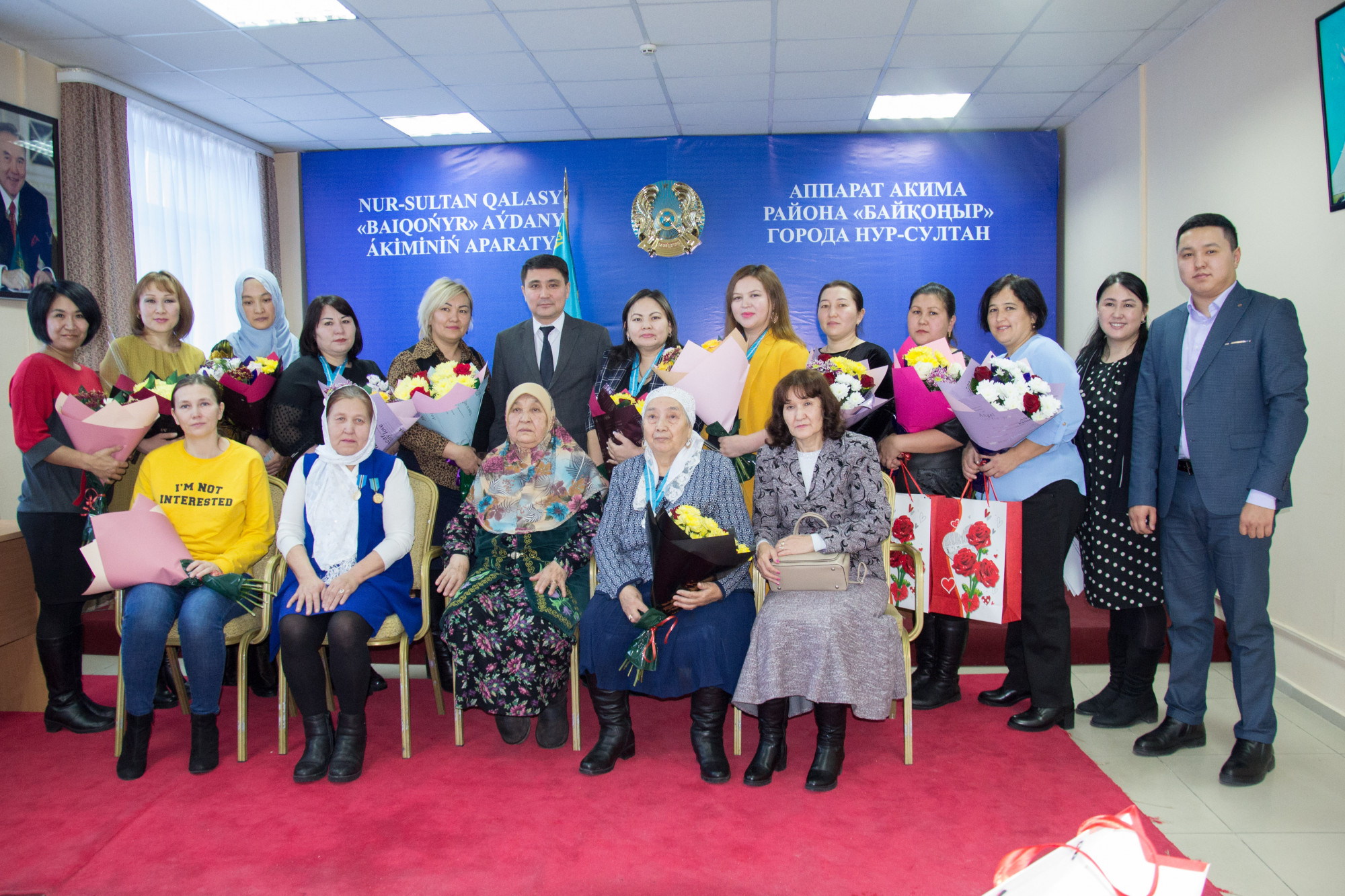 Elordada kópbalaly analar altyn jáne kúmis alqalarmen marapattaldy