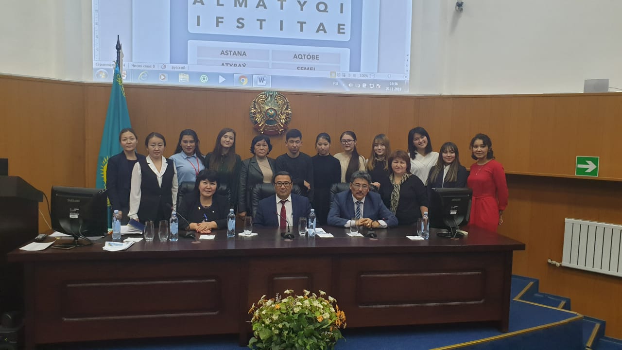 Almatyda «Latyn grafıkasyna kóshýdiń strategııasy, ult bolashaǵy» taqyrybynda semınar ótti