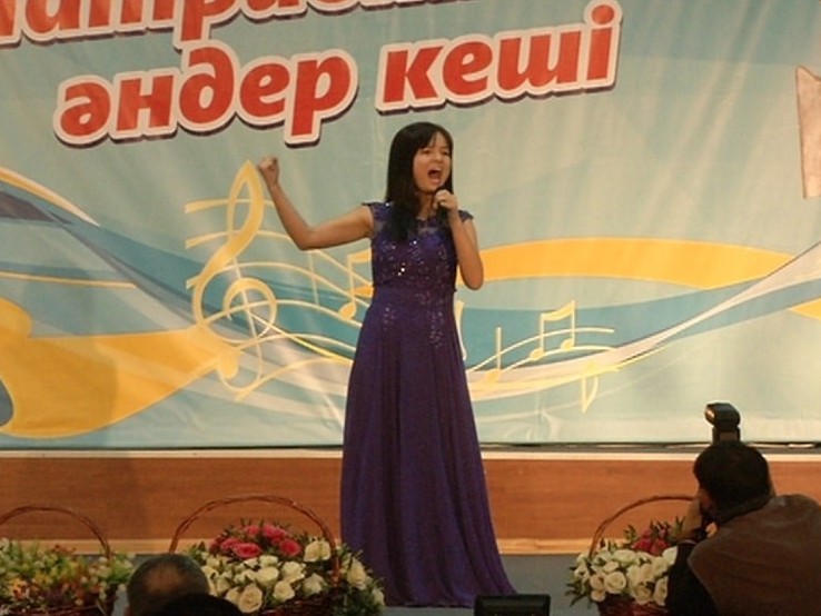 Almatyda patrıottyq ánder keshi ótti