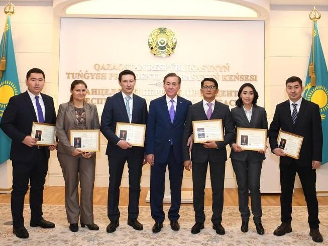 Bir top jýrnalıst Elbasynyń Alǵys hatymen marapattaldy