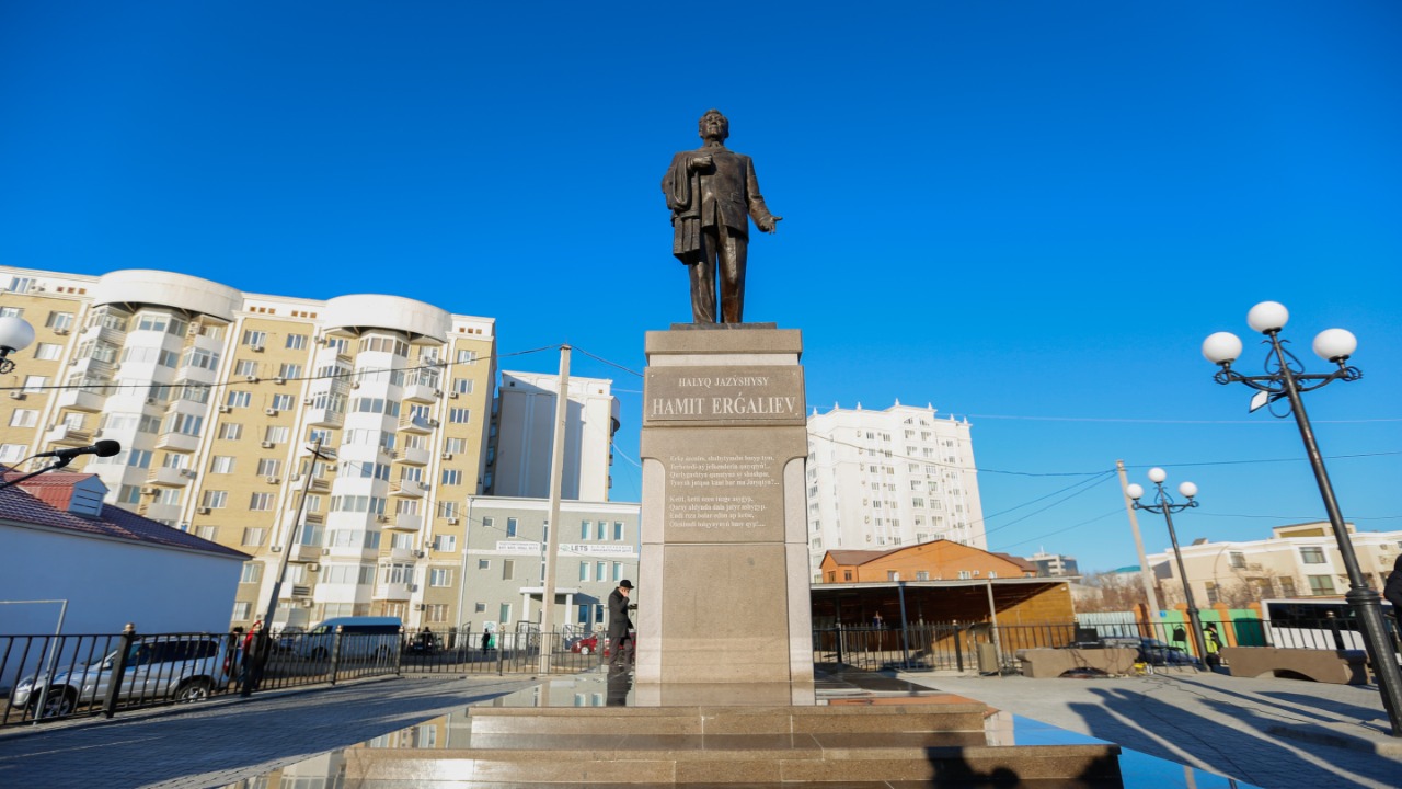 Atyraýda halyq jazýshysy Hamıt Erǵalıevke eskertkish ornatyldy