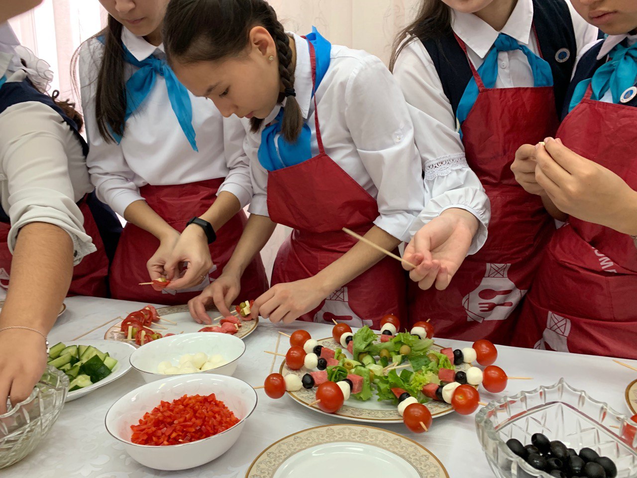 Qaganat jelisiniń bas aspazy – balalar úılerin 2 aı boıy dámdi  as daıyndaýǵa baýlydy