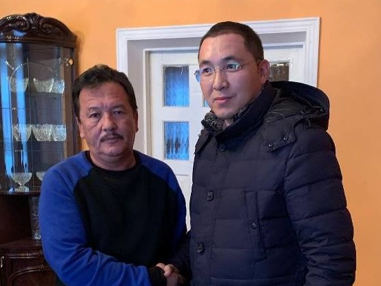 Túrkistan: Polısııa basqarmasynyń bastyǵy «ájethana kúzetpegen» ustazdan keshirim surady