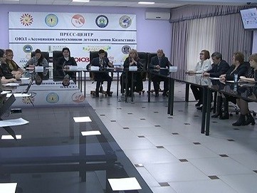 Almatyda balalar úıleri túlekterine qoldaý kórsetýdiń jańa tásili usynyldy