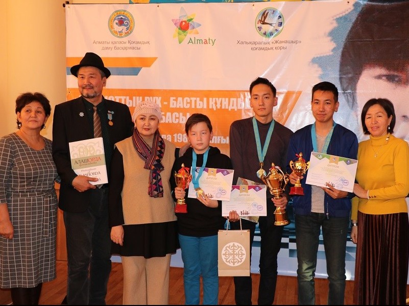 Almatyda Qaırat Rysqulbekovtiń qurmetine shahmat týrnıri ótti