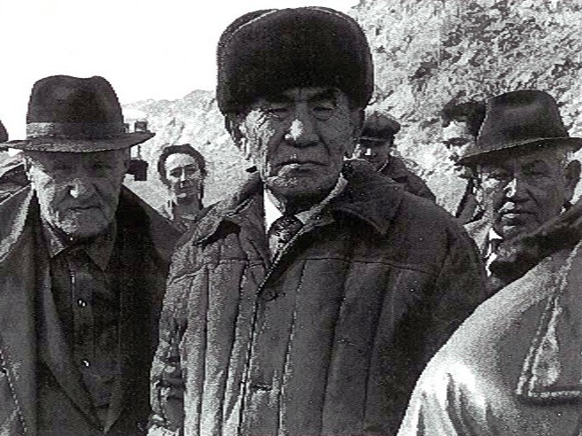 Almatyda belgili geolog Dýbek Dúısenbekov turǵan úıge eskertkish taqta ornatyldy