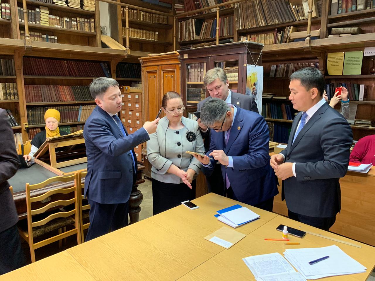 Uly Abaı jazǵan zań jınaǵynyń túpnusqasy Shyǵys Qazaqstanǵa ákelinedi