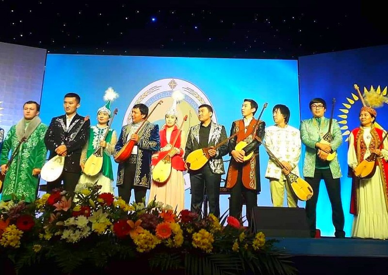 Oralda VIII «Altyn dombyra» aıtysy ótip jatyr