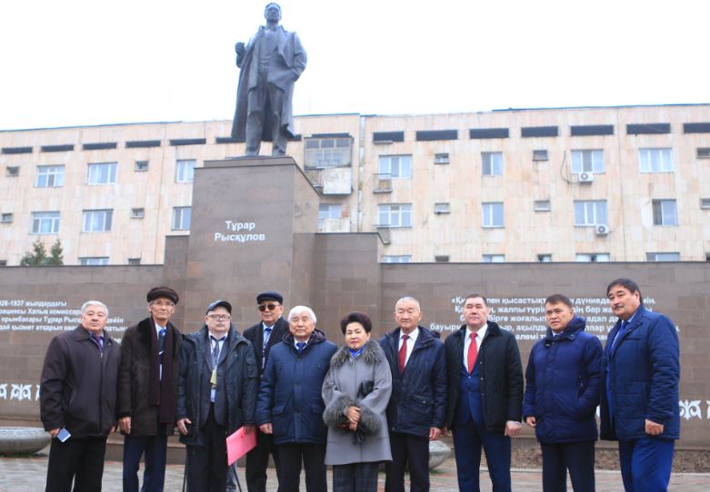 Turar tulǵasy óskeleń urpaqqa ónege