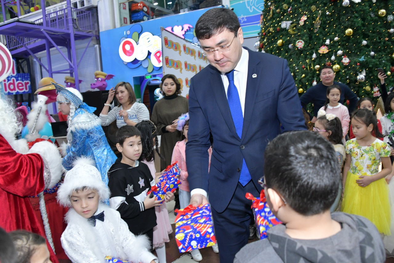 Elorda ákimdigi balalarǵa jańajyldyq shyrsha toıyn ótkizdi