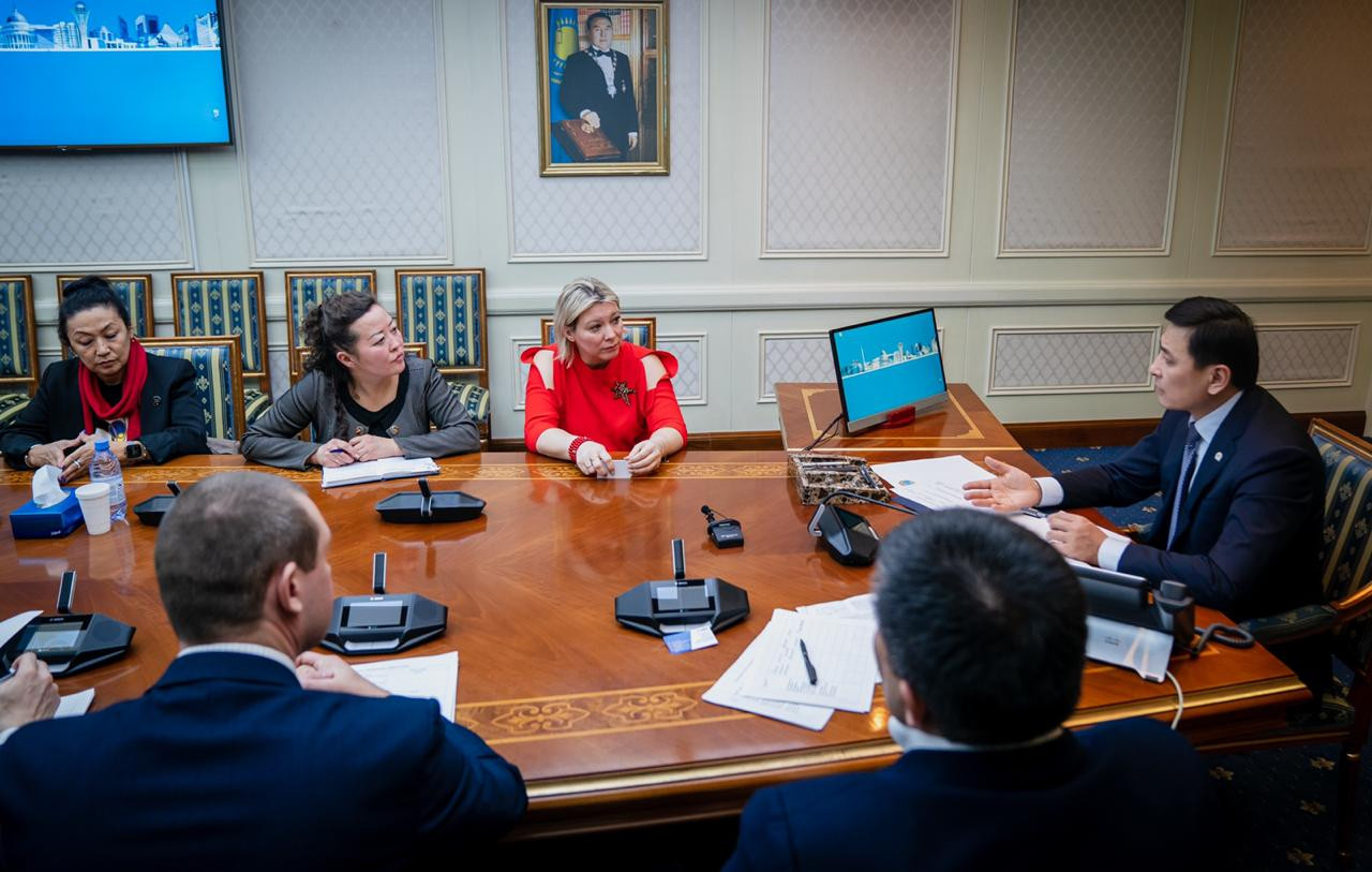 Elorda ákimi Altaı Kólginov qabyldaýǵa jazylǵan azamattarmen kezdesti