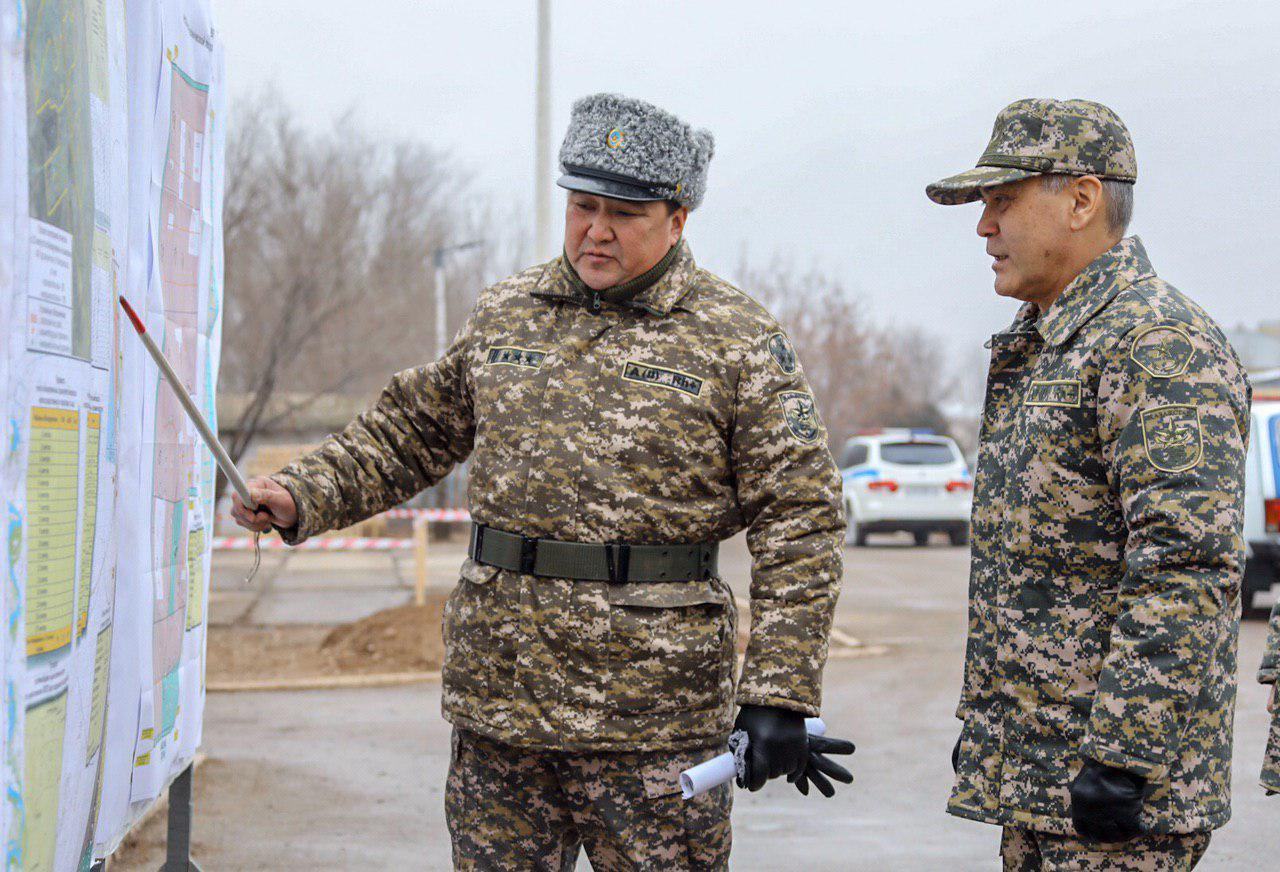 Ońtústik óńirdiń áskerı bólimderi men mekemeleri tekserildi