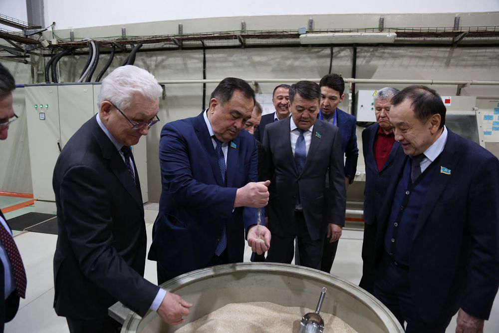 Senatorlar affınaj zaýytynyń qyzmetimen tanysty