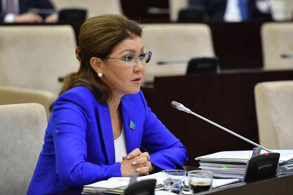 Darıǵa Nazarbaeva parlamenttik jýrnalısterdi kele jatqan Jańa jylmen quttyqtady