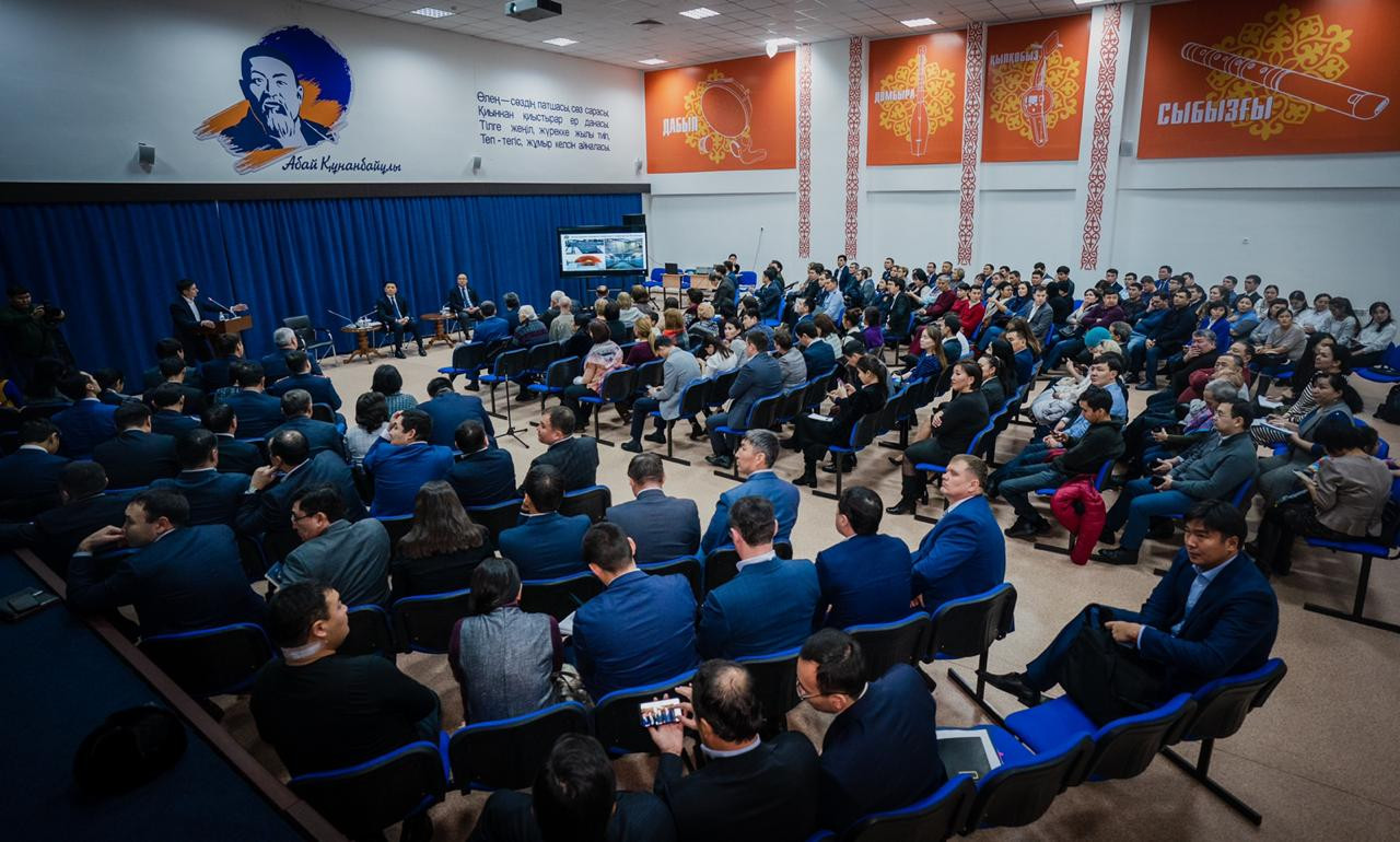 A. Kólginov Baıqońyr aýdanynyń turǵyndarymen kezdesti