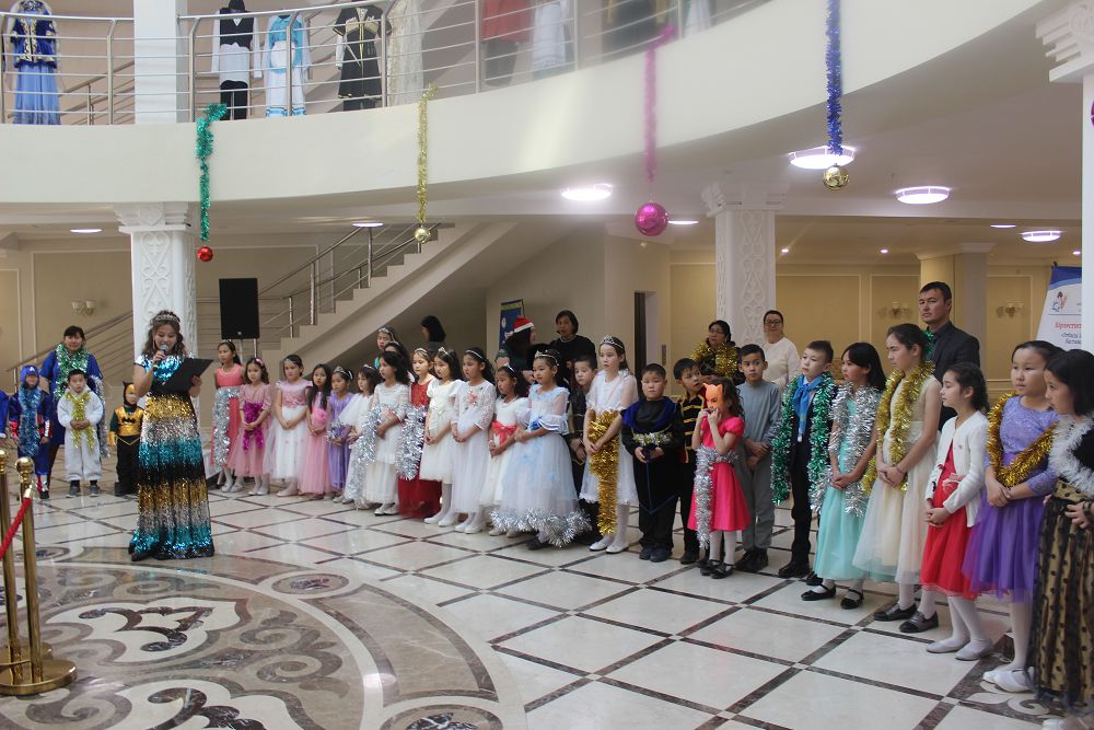 Mańǵystaýda 300-ge jýyq balaǵa arnalǵan qaıyrymdylyq shyrsha merekesi uıymdastyryldy