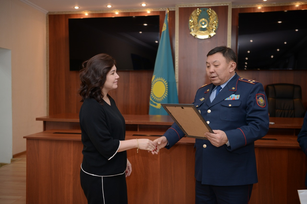 Elordada polısııa qyzmetine kómek kórsetken 500-ge jýyq azamat marapattaldy