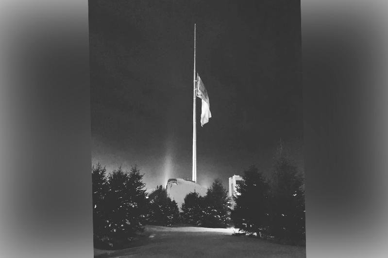 Qazaqstannyń bas týy aza tutý kúnine oraı tómen túsirildi