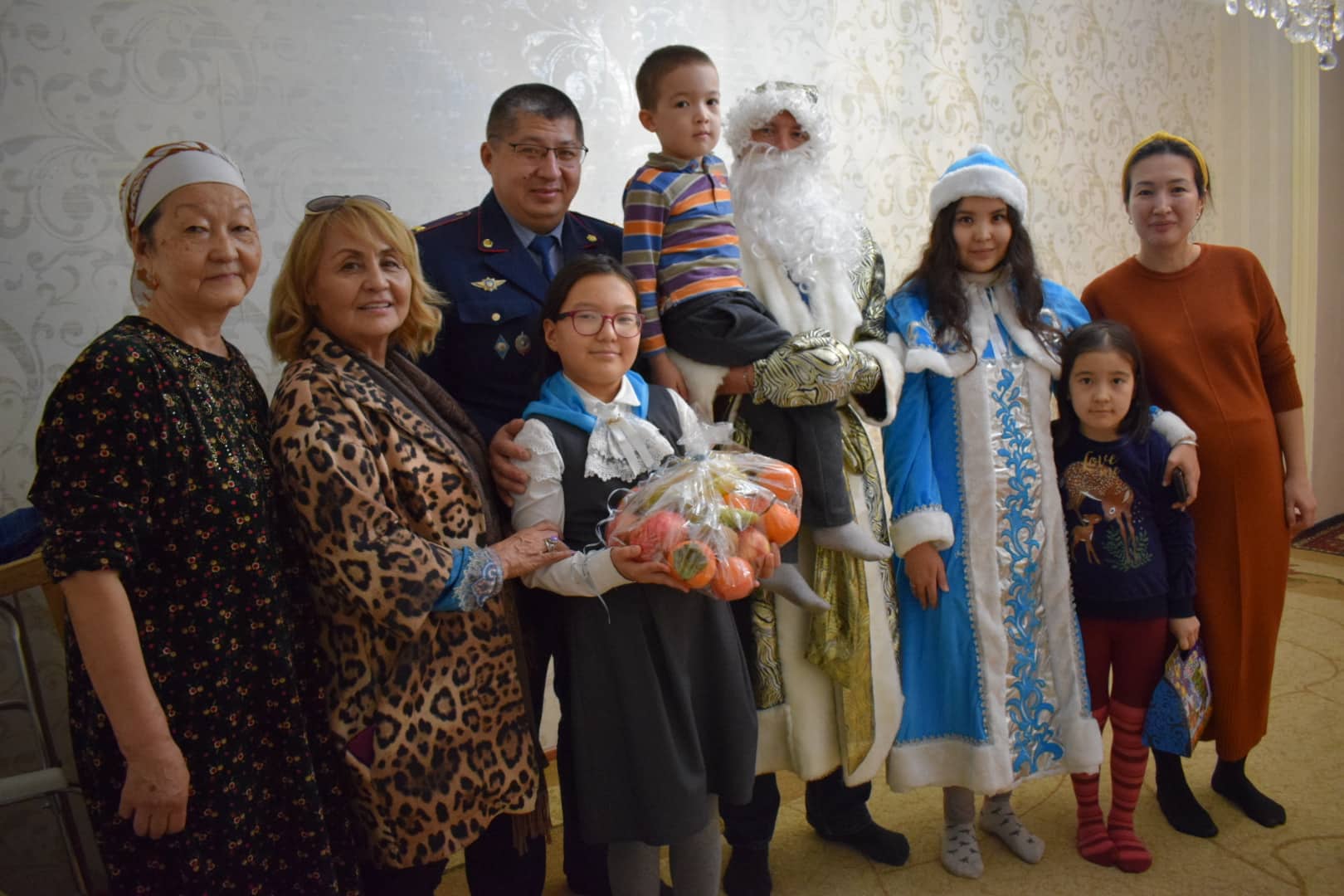 Mańǵystaýlyq polıseıler qaıyrymdylyq aksııasyn uıymdastyrdy