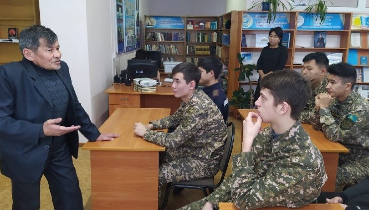 Semeıde stýdentter «Altyn Orda» fılmin tamashalady