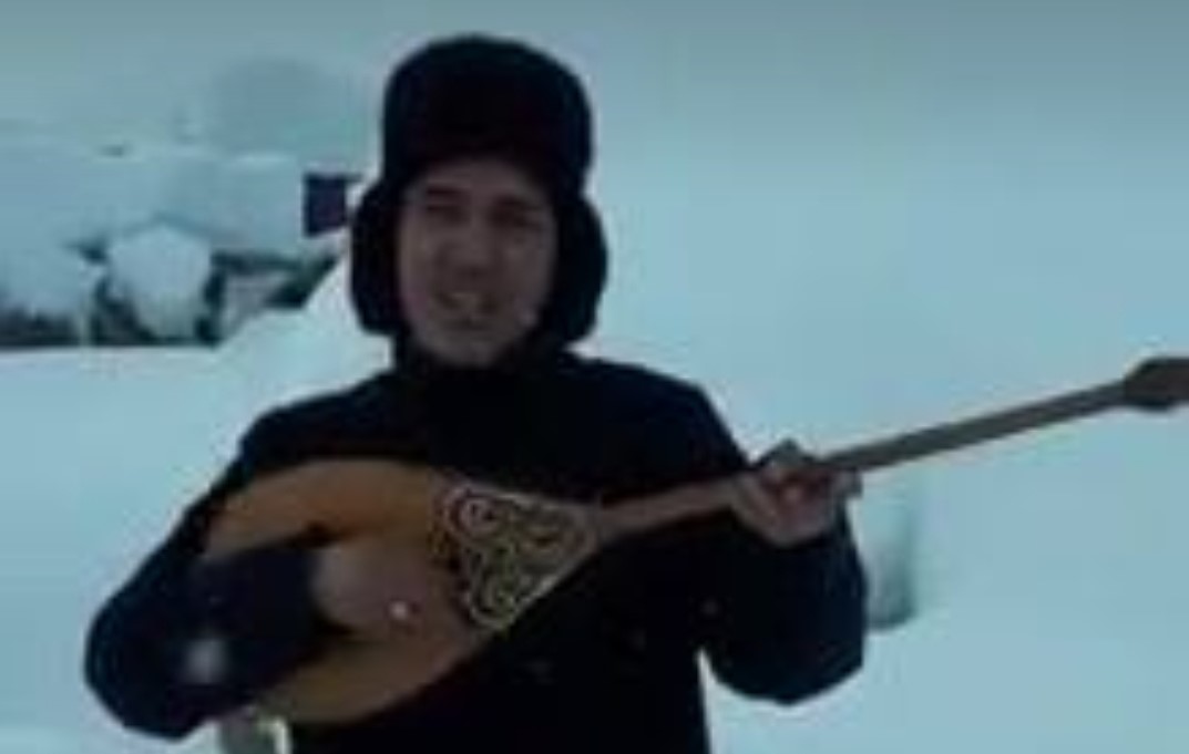 Biz jaqta qarly boran burqyrap tur, Farhat ta dombyrasyn julqylap tur...