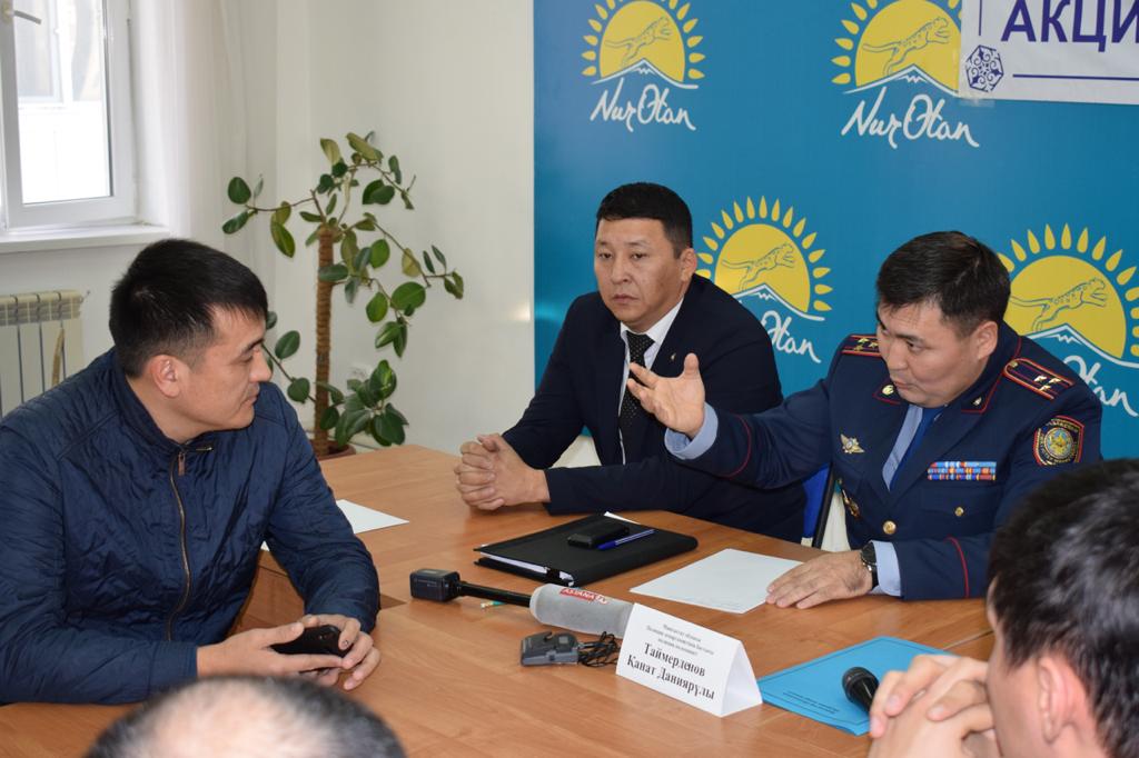 Mańǵystaýlyq polıseıler turǵyndarmen júzdesýde