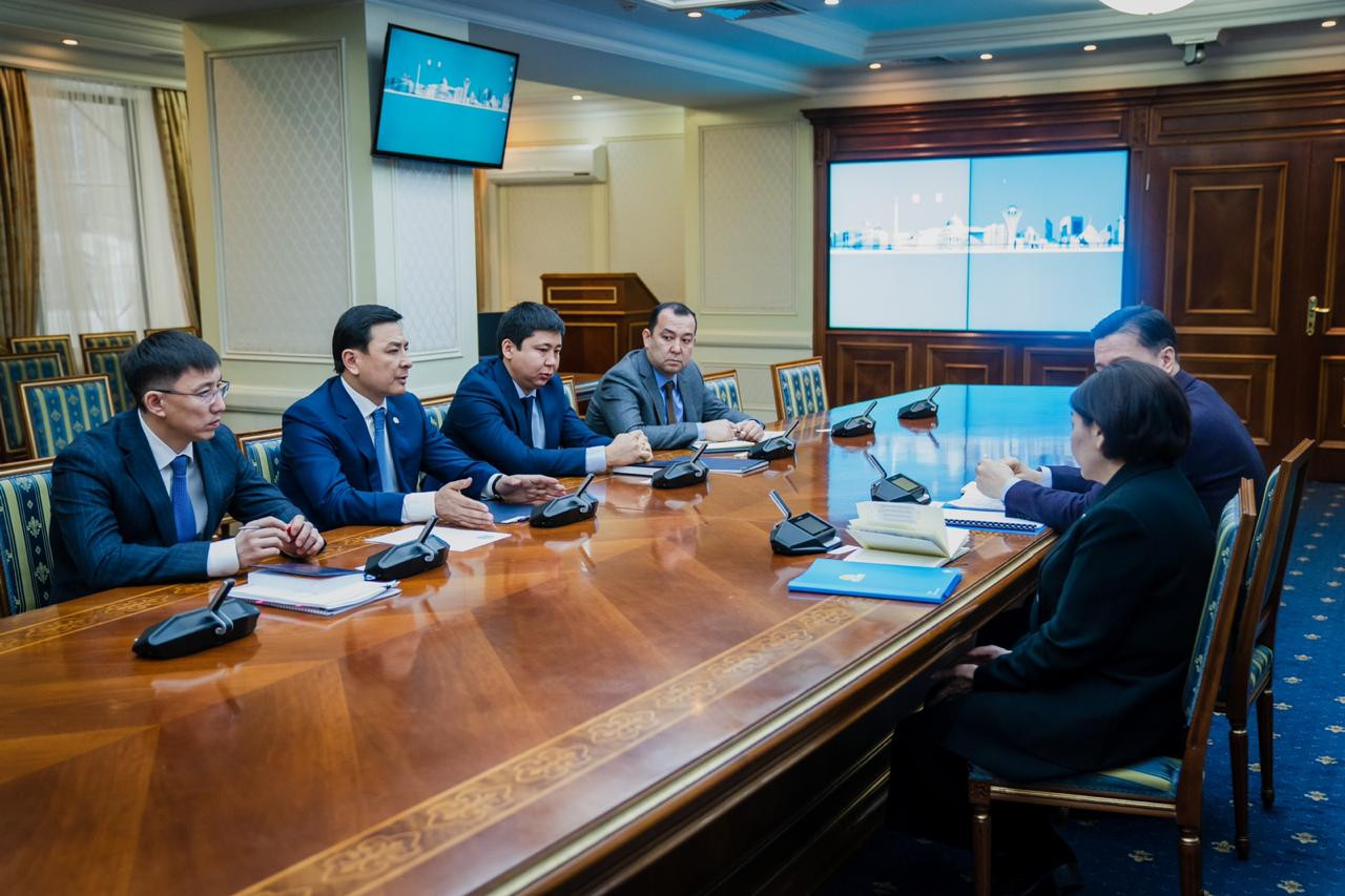 A.Kólginov qoljetimdi baspana páter kezeginde turǵan azamattarǵa birinshi kezekte beriletinin aıtty