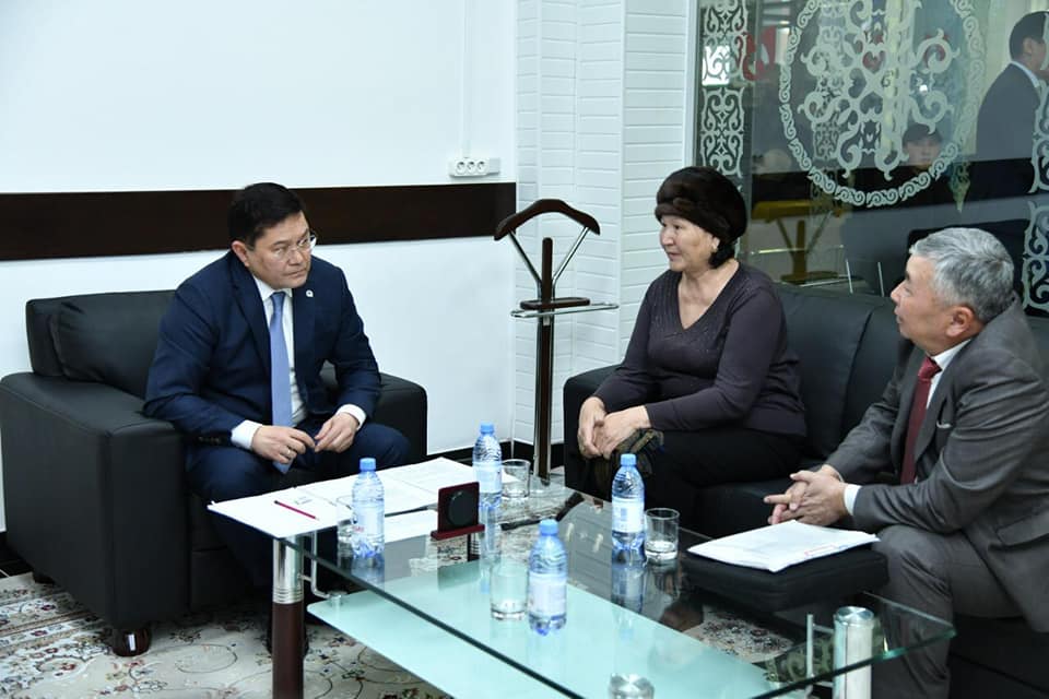 Shymkent qalasynyń ákimi qala turǵyndaryn jeke máseleleri boıynsha qabyldady