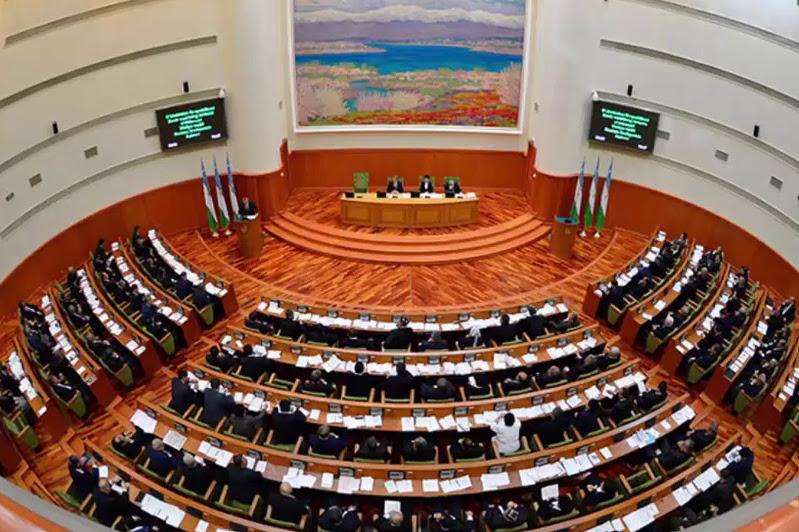 О́zbekstan Úkimeti otstavkaǵa ketti